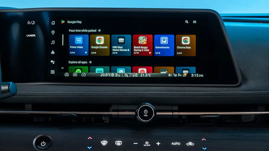 Der zentrale Touchscreen auf dem Armaturenbrett des Nissan Ariya Facelift (2026) im Detail.