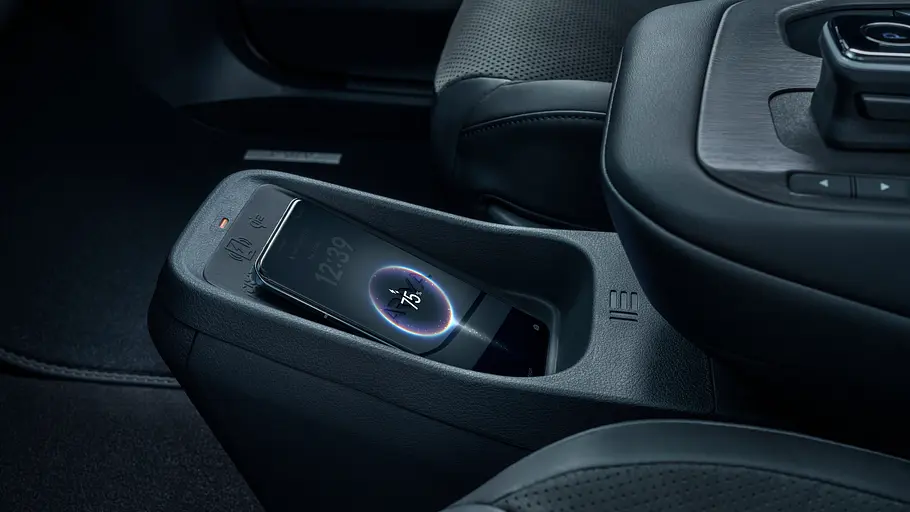 Die Ladeschale in der Mittelkonsole im Nissan Ariya Facelift (2026) im Detail.