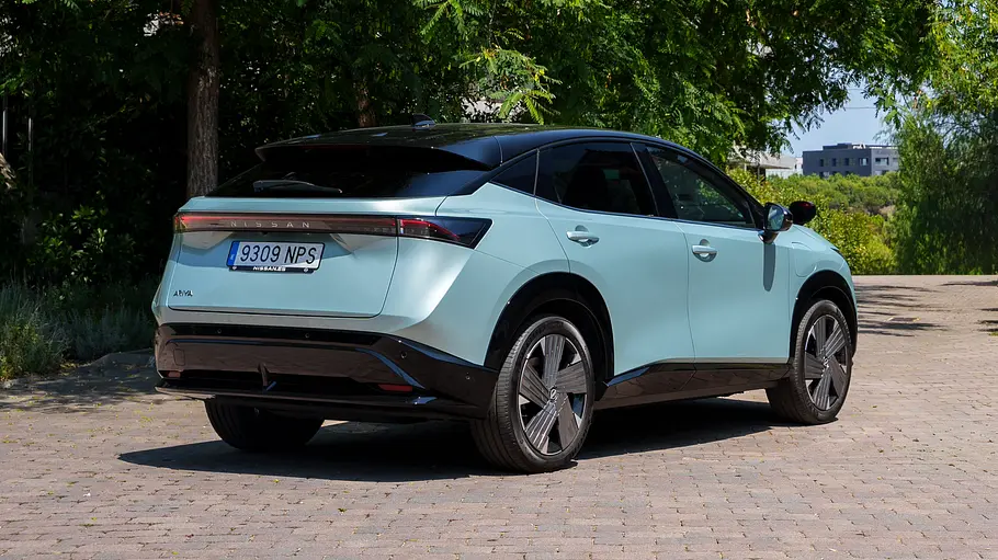 Das Nissan Ariya Facelift (2026) statisch von schräg hinten rechts.