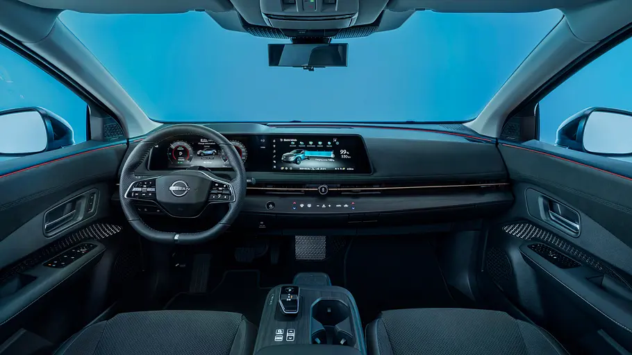Das Cockpit des Nissan Ariya Facelift (2026) von der Rückbank fotografiert.