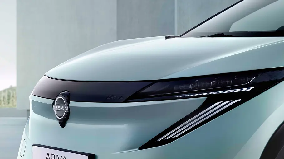 Die Frontmaske des Nissan Ariya Facelift (2026) im Detail.