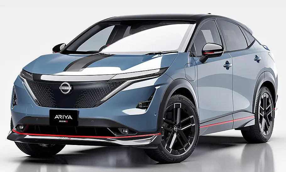 Nissan Ariya Nismo (2024) Nissan Ariya Nismo (2024); Blick von vorne auf das stehende SUV.