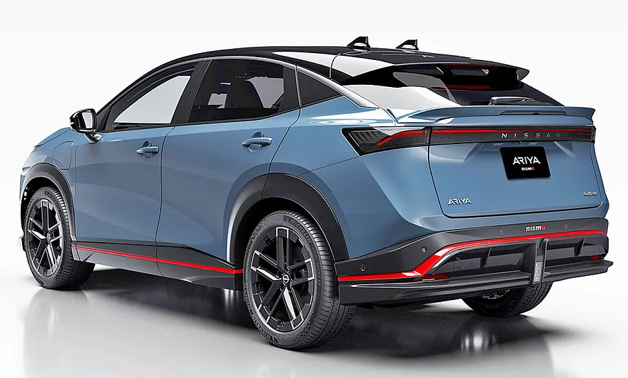 Nissan Ariya Nismo (2024) Nissan Ariya Nismo (2024); Blick von hinten auf das stehende SUV.