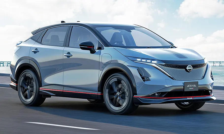 Nissan Ariya Nismo (2024) Nissan Ariya Nismo (2024; Blick von vorne auf das fahrende SUV.