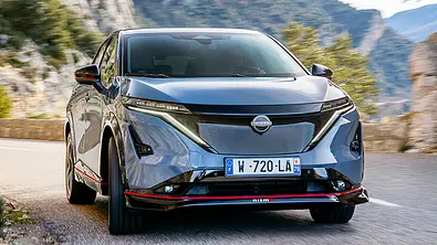 Der Nissan Ariya Nismo (2025) fahrend von vorne fotografiert. - Foto: Nissan