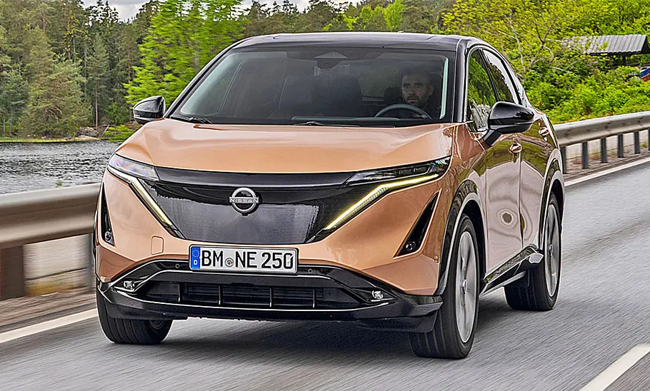 Nissan Ariya 178 kW 2WD Nissan Ariya fährt auf der Straße, Ansicht von vorne.