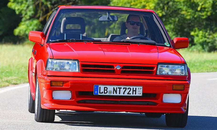Der Nissan Bluebird Grand Prix 1.8i 16V fahrend von vorne.