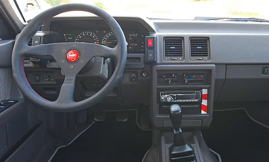 Nissan Bluebird Grand Prix 1.8i 16V Das Cockpit des Nissan Bluebird Grand Prix 1.8i 16V.