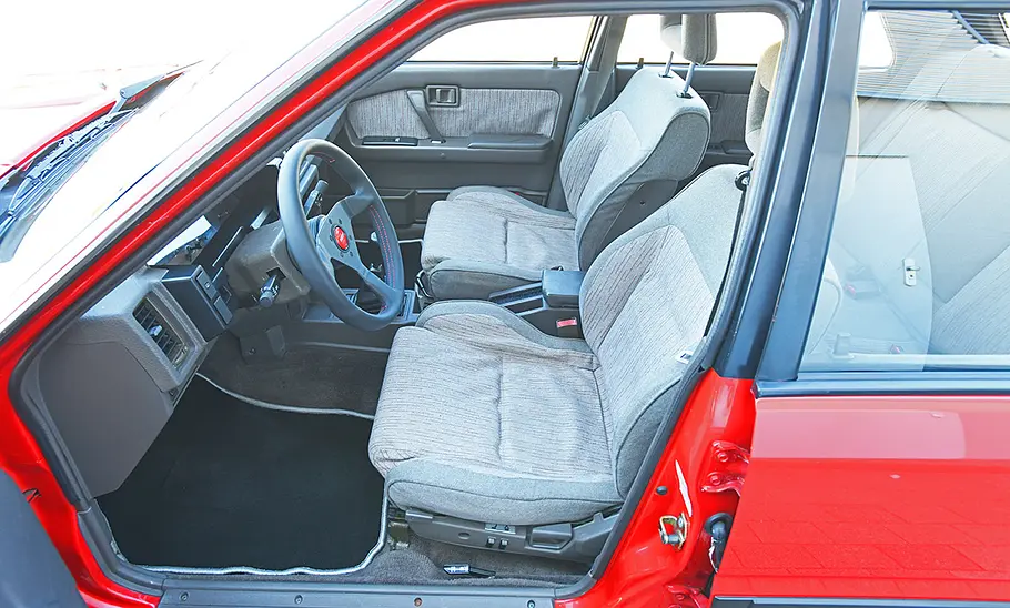 Nissan Bluebird Grand Prix 1.8i 16V Die Sitze des Nissan Bluebird Grand Prix 1.8i 16V.