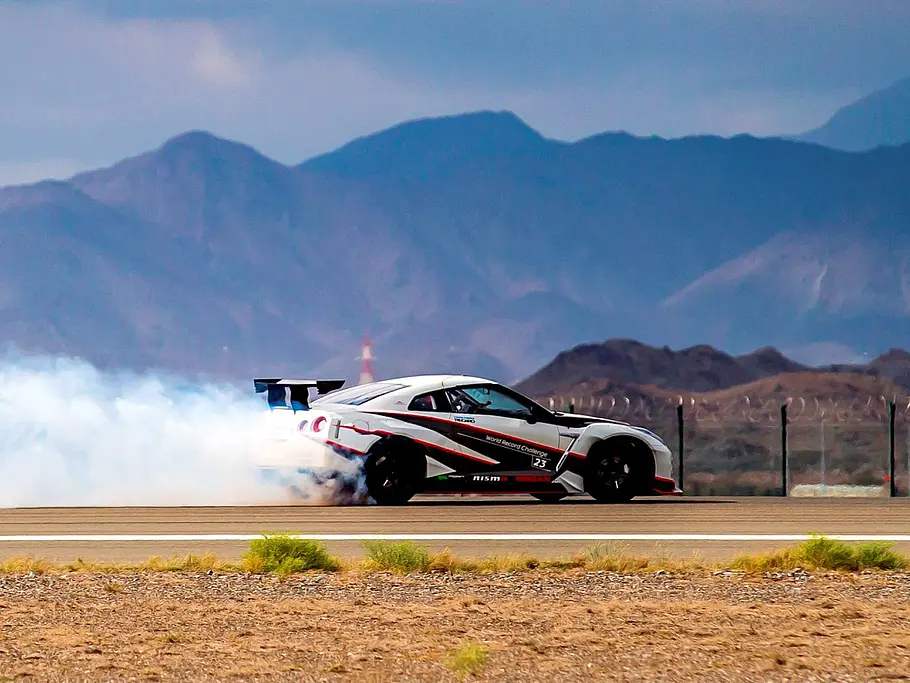 Drift-Weltrekord mit Nissan GT-R Drift-Weltrekord mit Nissan GT-R
