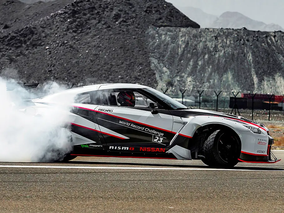 Drift-Weltrekord mit Nissan GT-R Drift-Weltrekord mit Nissan GT-R