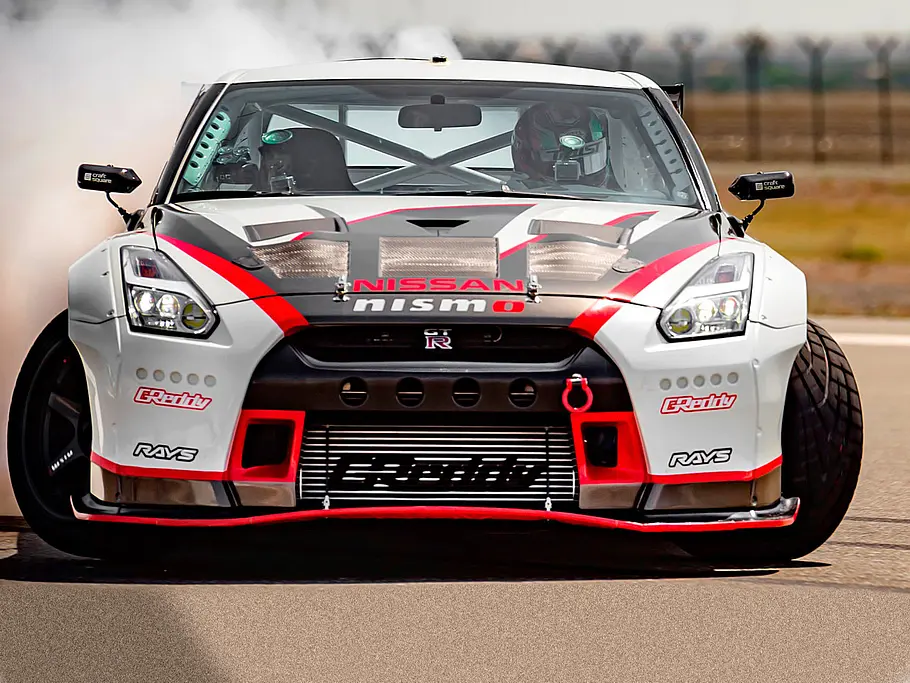 Drift-Weltrekord mit Nissan GT-R Drift-Weltrekord mit Nissan GT-R