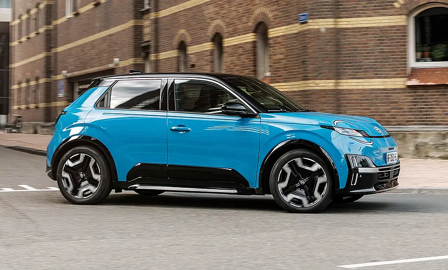 Der Nissan Micra (2026) fahrend von der Seite.