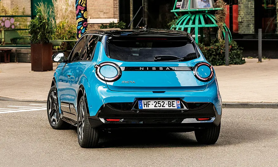 Der Nissan Micra (2026) fahrend von schräg hinten.