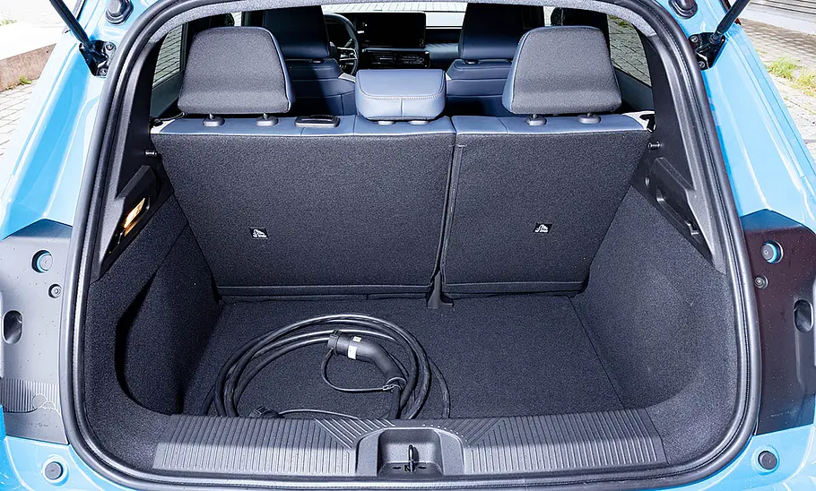 Der Kofferraum des Nissan Micra (2026), darin liegt ein Ladekabel.