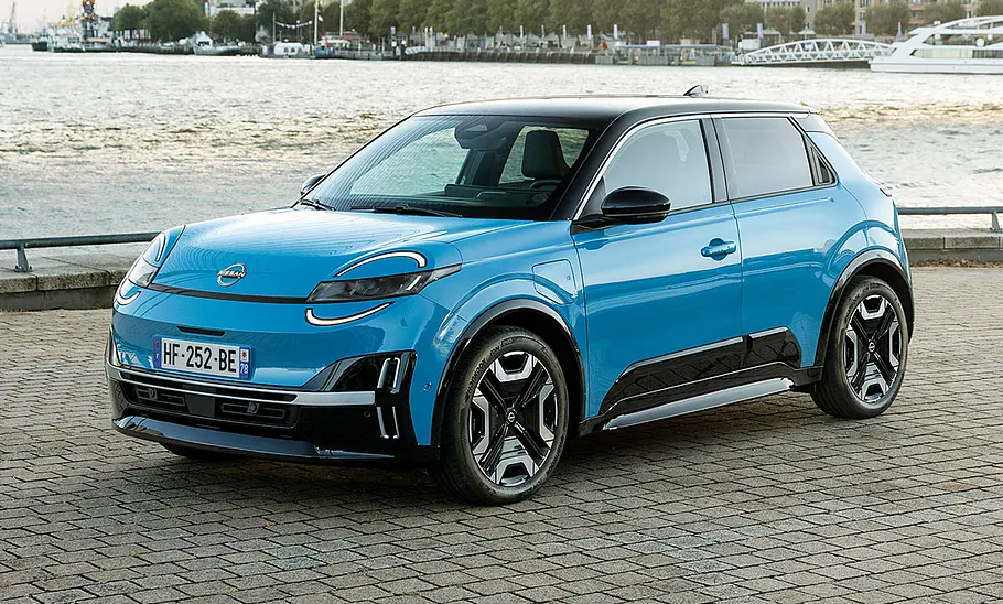 Der Nissan Micra (2026) stehend von schräg vorne fotografiert.
