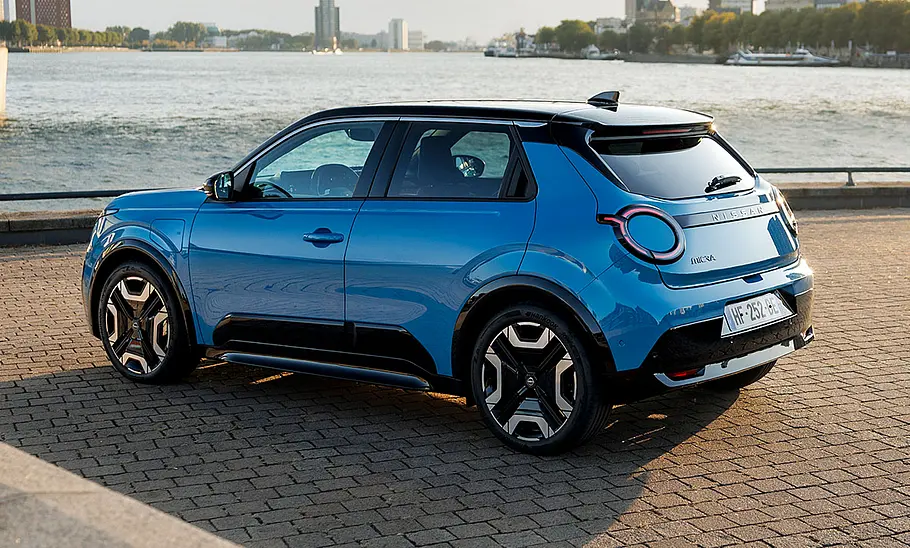 Der Nissan Micra (2026) stehend von schräg hinten fotografiert.