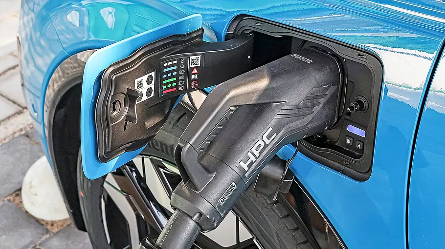 Detailansicht auf den Ladeanschluss des Nissan Micra (2026).