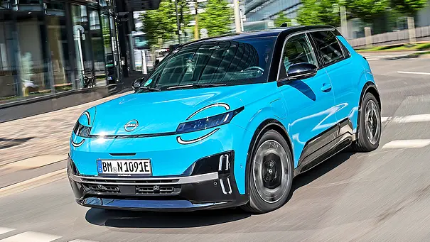 Blick von schräg vorne auf den fahrenden Nissan Micra (2026). - Foto: Daniela Loof