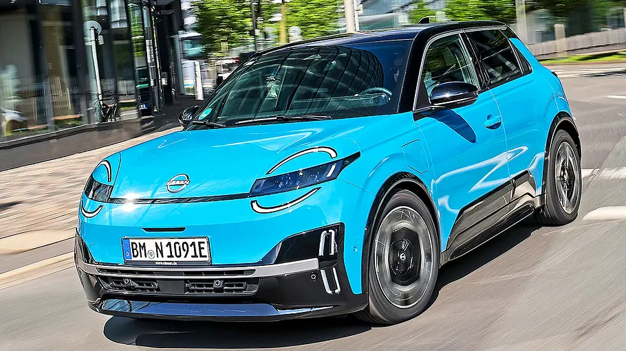 Blick von schräg vorne auf den fahrenden Nissan Micra (2026).