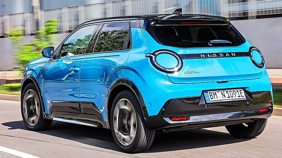 Blick von schräg hinten auf den fahrenden Nissan Micra (2026).