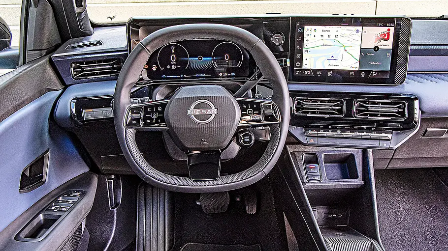 Blick auf die Armaturen im Innenraum des Nissan Micra (2026).