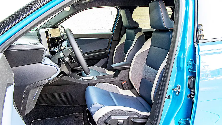 Blick auf die Vordersitze im Innenraum des Nissan Micra (2026).