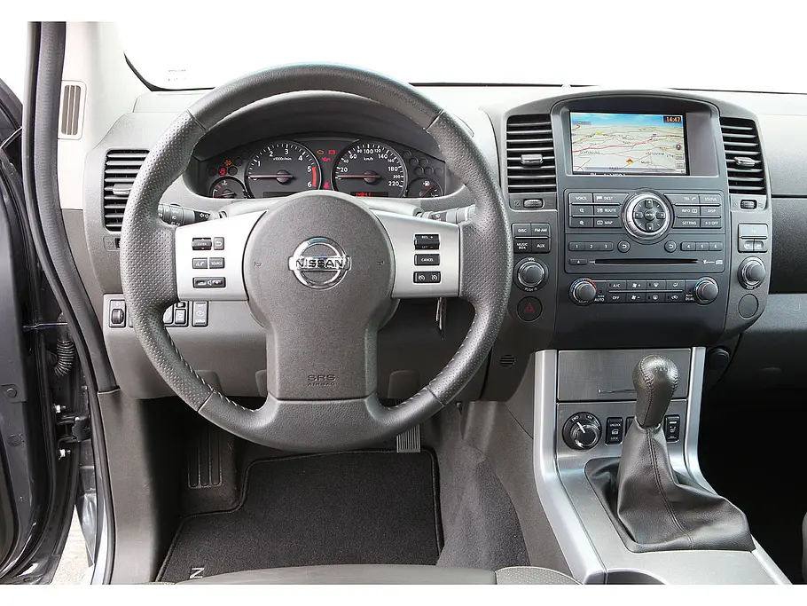 Nissan Navara 2.5 dCi Cockpit des Nissan Navara 2.5 dCi