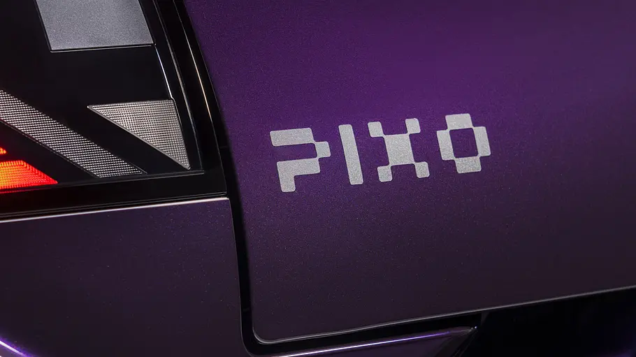 Nissan Pixo Der Pixo-Schriftzug am Heck des Nissan Pixo im Detail.