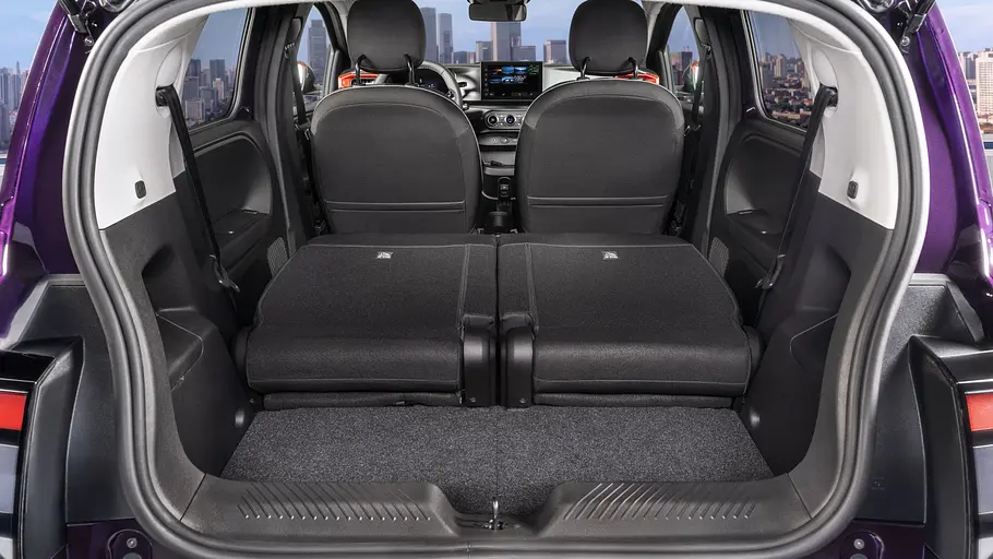 Nissan Pixo Der Kofferraum des Nissan Pixo mit umgeklappten Rücksitzen durch die geöffnete Heckklappe fotografiert.
