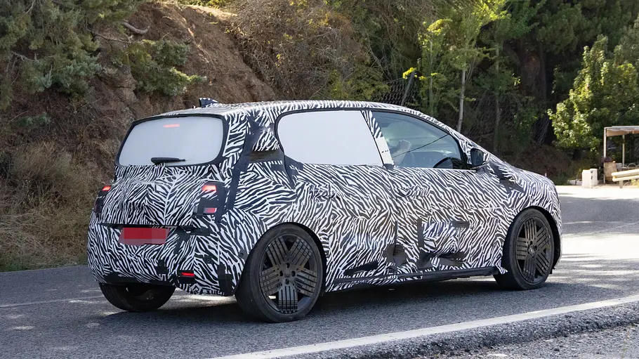 Nissan Pixo Erlkönig Der Nissan Pixo Erlkönig fahrend in der Heckansicht.