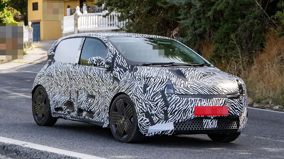 Nissan Pixo Erlkönig Der Nissan Pixo Erlkönig fahrend von schräg vorne.