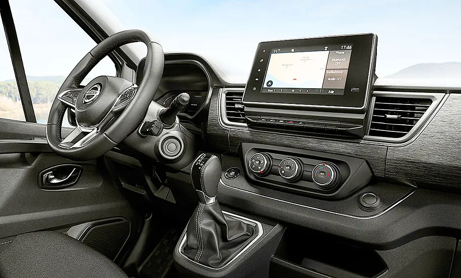Die Innenaufnahme zeigt das Cockpit des Nissan Primastar Seaside by Dethleffs (2022).