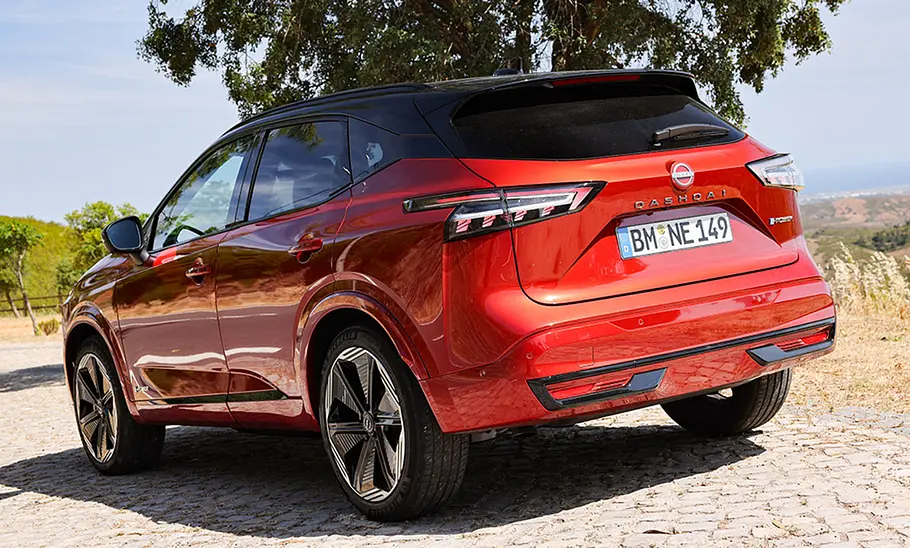 Nissan Qashqai Facelift Das Nissan Qashqai Facelift stehend von schräg hinten fotografiert.