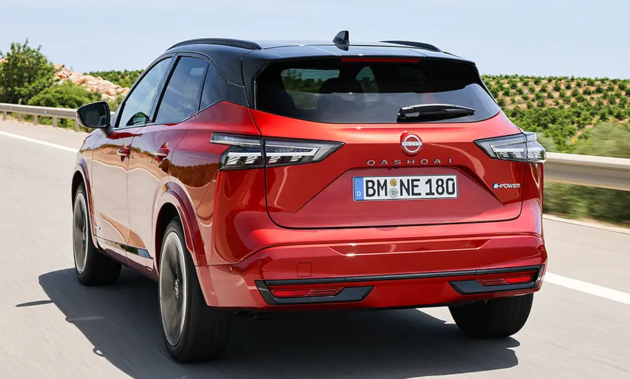 Nissan Qashqai Facelift Der Nissan Qashqai fahrend von schräg hinten aufgenommen.