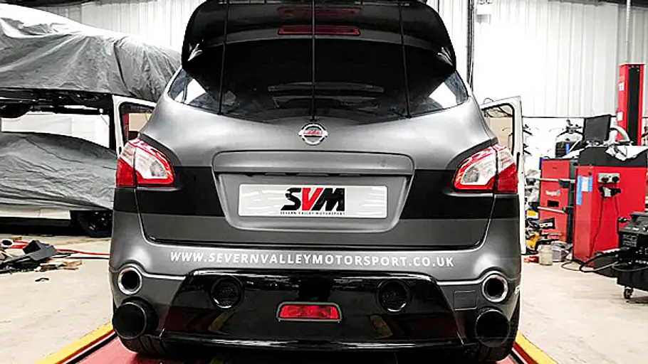 Der Nissan Qashqai-R von SVM stehend von hinten