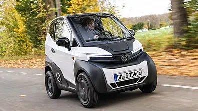Der Silence S04 Nanocar (2024) fährt über eine Landstraße, von schräg vorne fotografiert. - Foto: Daniela Loof