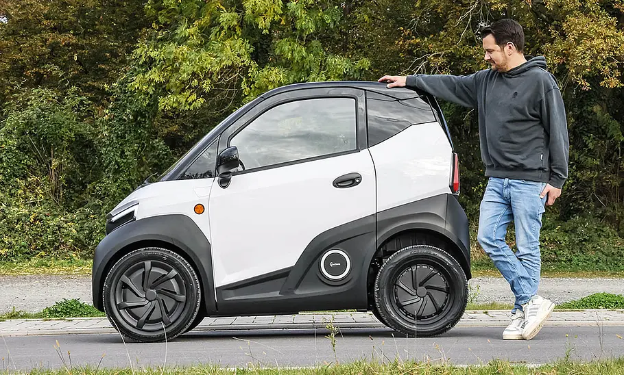 Die Seitenansicht des Silence S04 Nanocar (2024) mit Redakteur Sven Kötter.