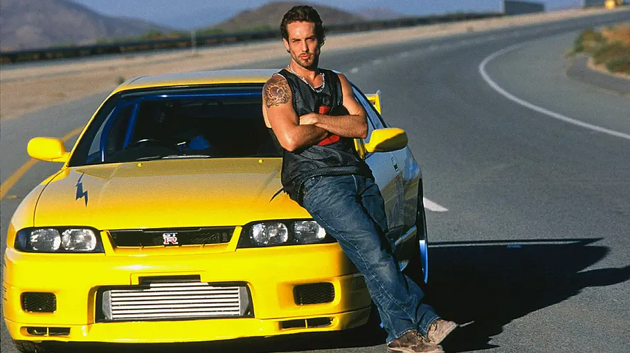 Der Nissan Skyline GT-R mit Leon stehend von vorne