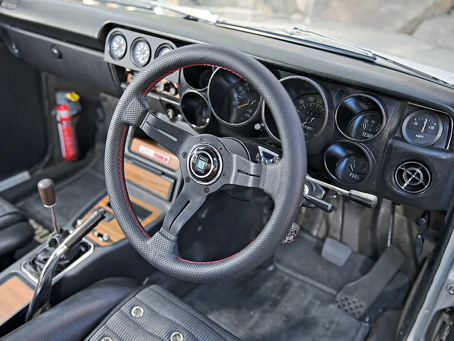 Nissan Skyline GT-R Fahrbericht Bilder technische Daten Cockpit
