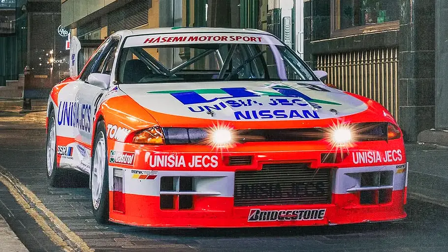 Blick von schräg vorne auf einen Nissan Skyline R32 GT-R.
