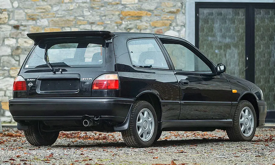 Nissan Sunny GTI-R Der Nissan Sunny GTI-R stehend von schräg hinten.