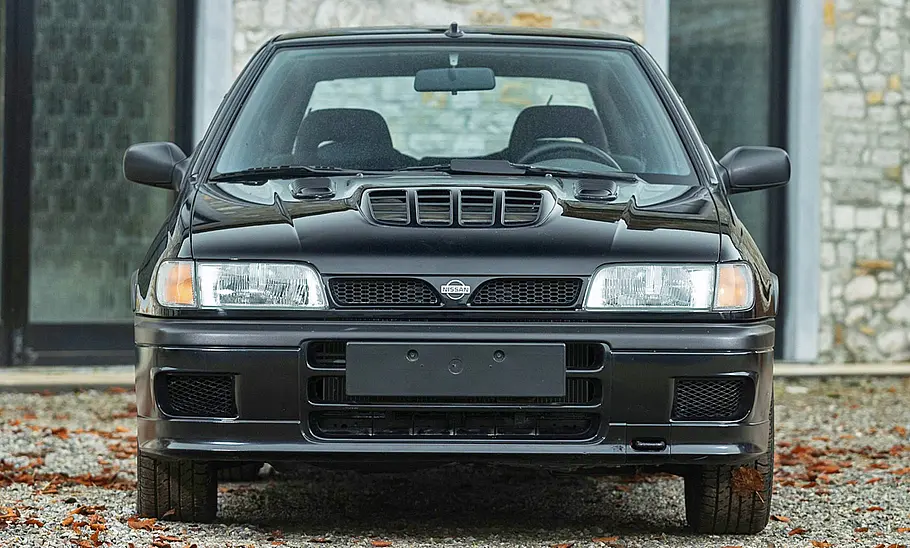 Nissan Sunny GTI-R Der Nissan Sunny GTI-R stehend von vorne.