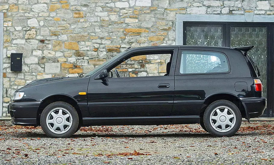 Nissan Sunny GTI-R Der Nissan Sunny GTI-R stehend seitlich.