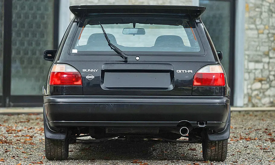 Nissan Sunny GTI-R Der Nissan Sunny GTI-R stehend von hinten.