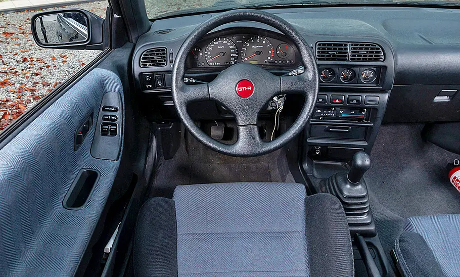Das Cockpit des Nissan Sunny GTI-R.