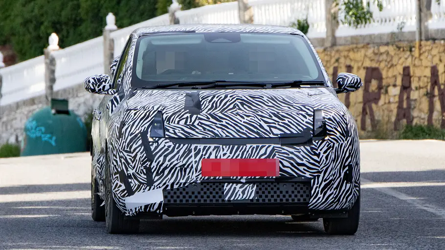Der Nissan Wave Erlkönig fahrend in der Frontalansicht.