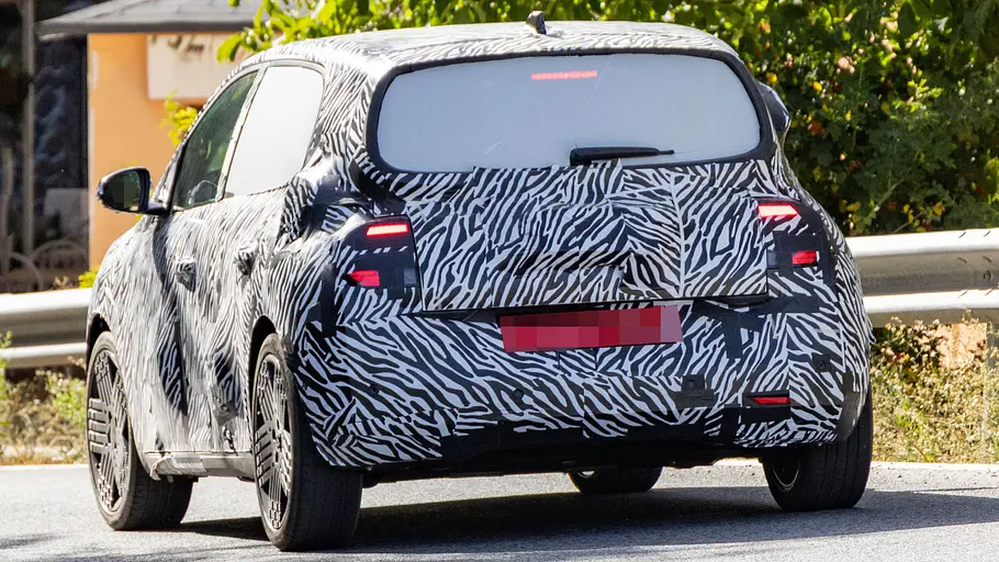 Der Nissan Wave Erlkönig fahrend in der Heckansicht.