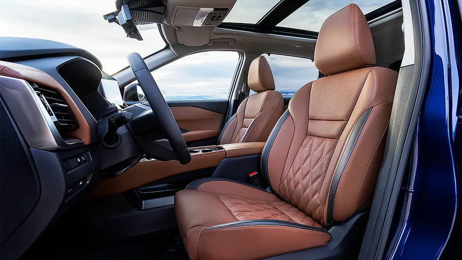 Blick auf die Vordersitze im Innenraum des Nissan X-Trail e-Power (2026).
