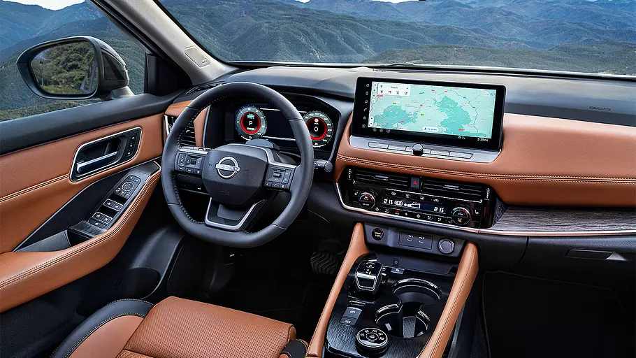 Blick auf die Armaturen im Innenraum des Nissan X-Trail e-Power (2026).